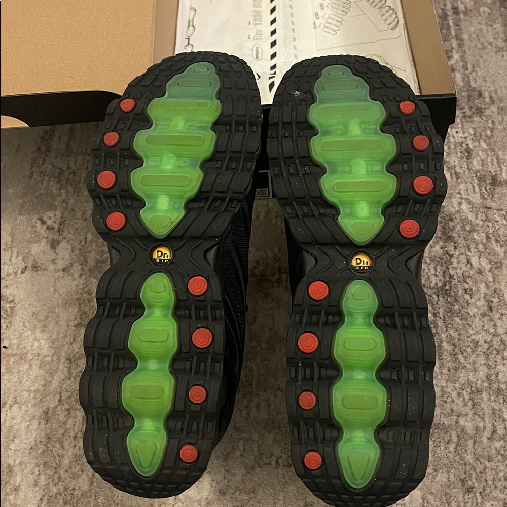Nike Air Max DN8
Size 9.5
Black/Green
Worn once
Comes with box - Picture 6 of 6